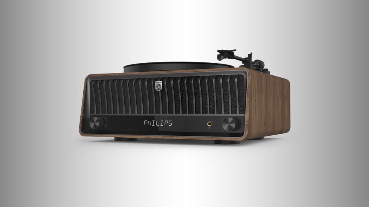 Philips is marking a century of audio innovation with the launch of their vintage-inspired turntable V9000 (The Tina) and the portable radio V2000 (The Janet).