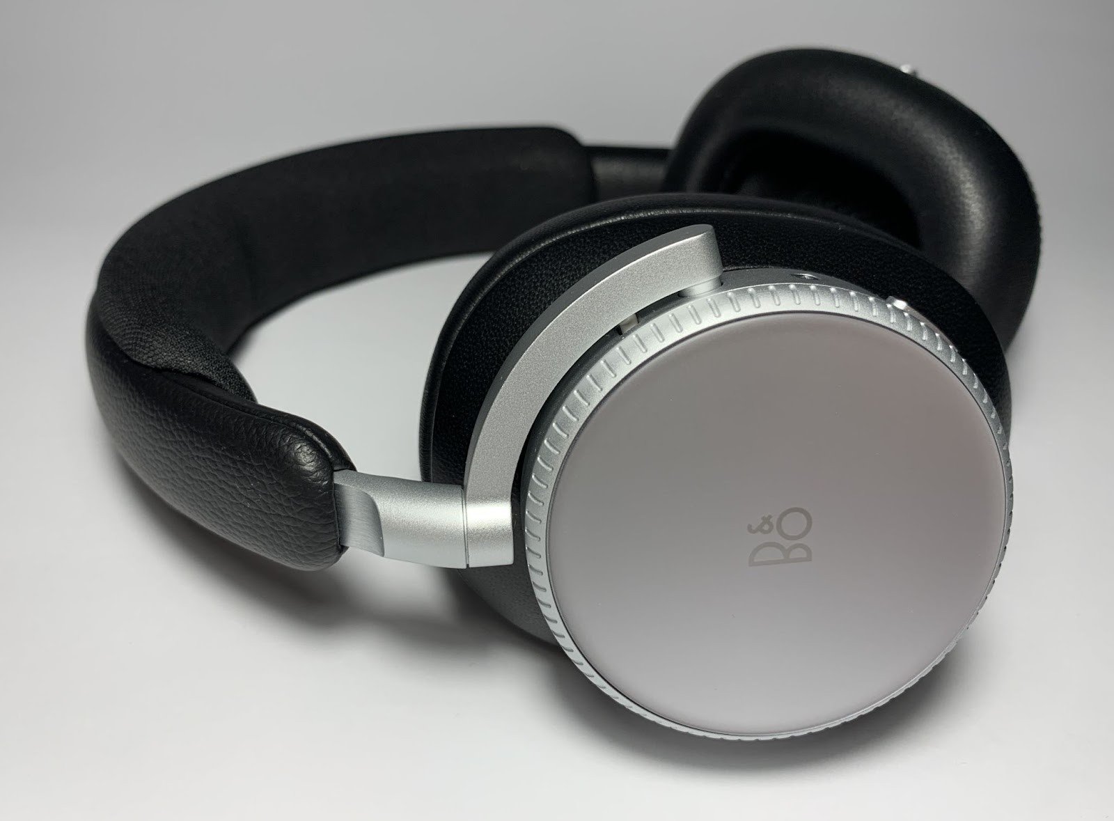 Beoplay H100 Review: Bang & Olufsen’s Luxury Headphones With Spatial Audio and Serious Bass