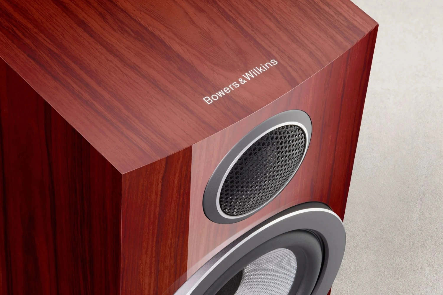 With a luxurious Santos Gloss finish and proven 700 Series technology, the B&W 707 S3 Prestige Edition delivers premium sound in a compact form.