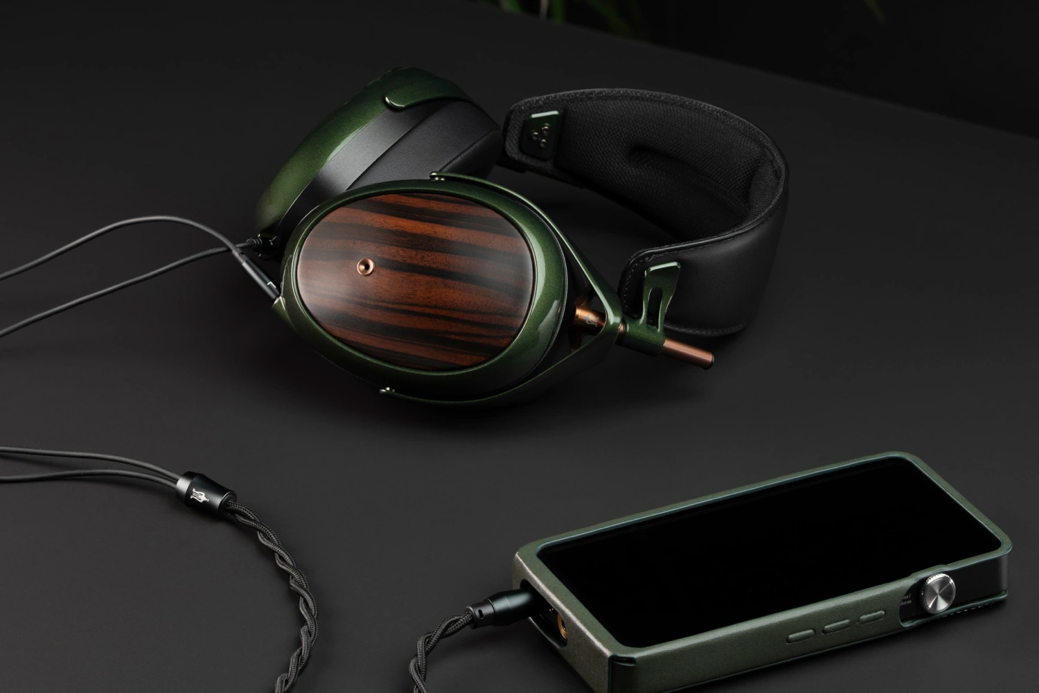 With wooden earcups, 50 mm dynamic drivers and a balanced, musical tuning, the Meze Audio Strada redefines what premium closed-back headphones can sound like.