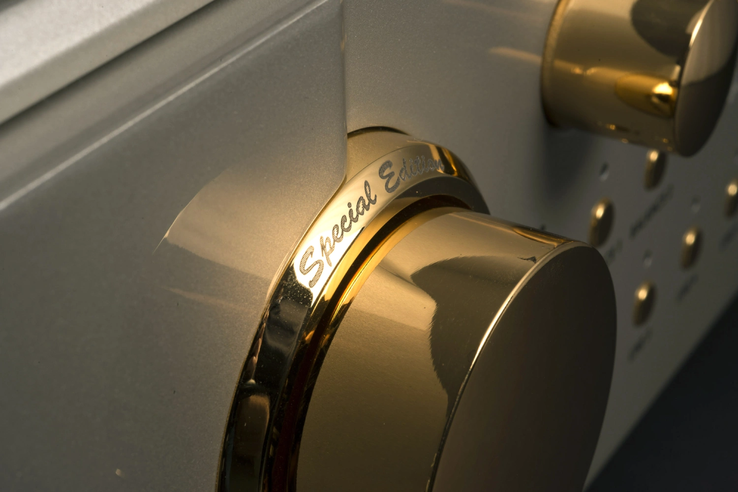 Riviera Audio unveils its flagship Special Edition duo: the APL01SE all-tube preamplifier and AFM100SE Class A mono power amplifier, combining zero-feedback design, massive power supplies, and true Italian high-end engineering.