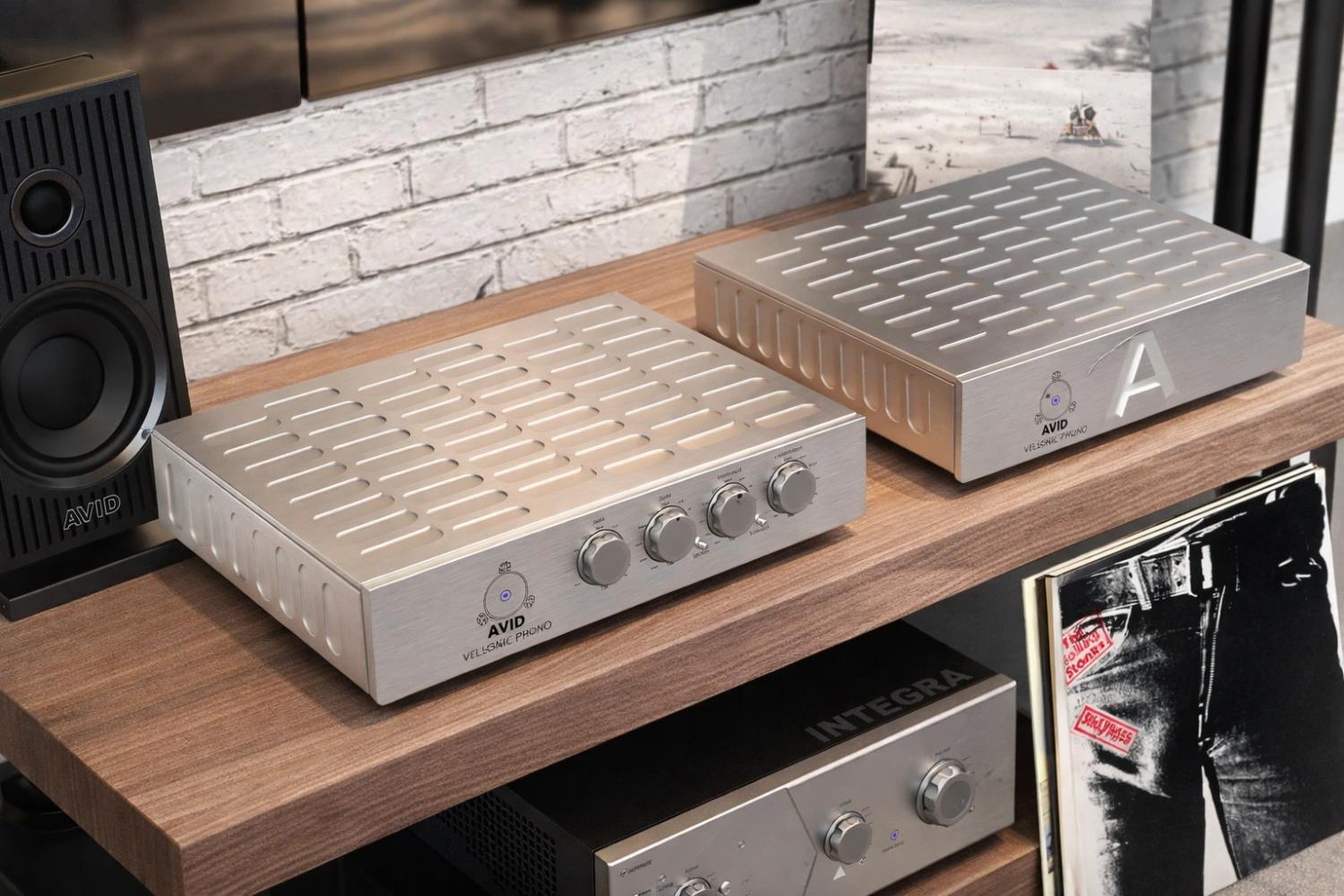 Avid HiFi unveils the Velsonic, a new flagship phono preamp with fully analog dual-mono design, advanced MM/MC adjustability, and refined low-noise circuitry.